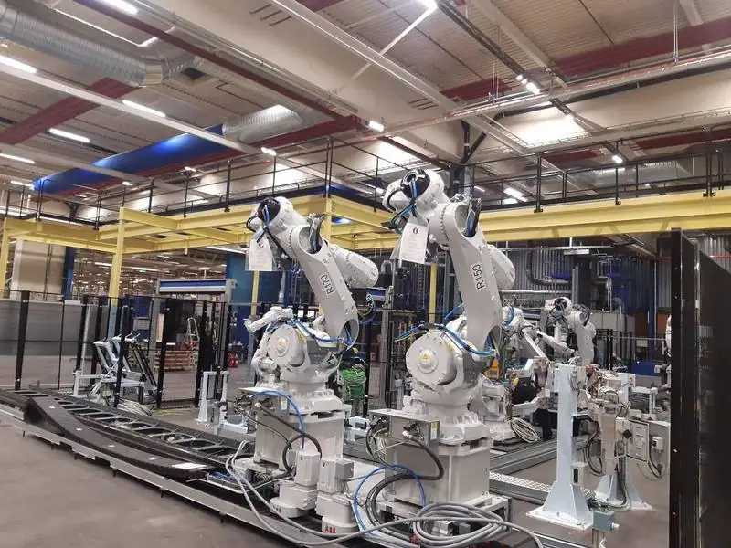 Entresolplattform med ABB-robotar inom bilindustrin