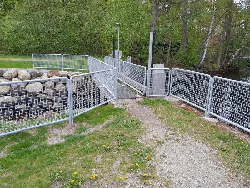 Galvaniserade räcken på gångbro vid vattenanläggning