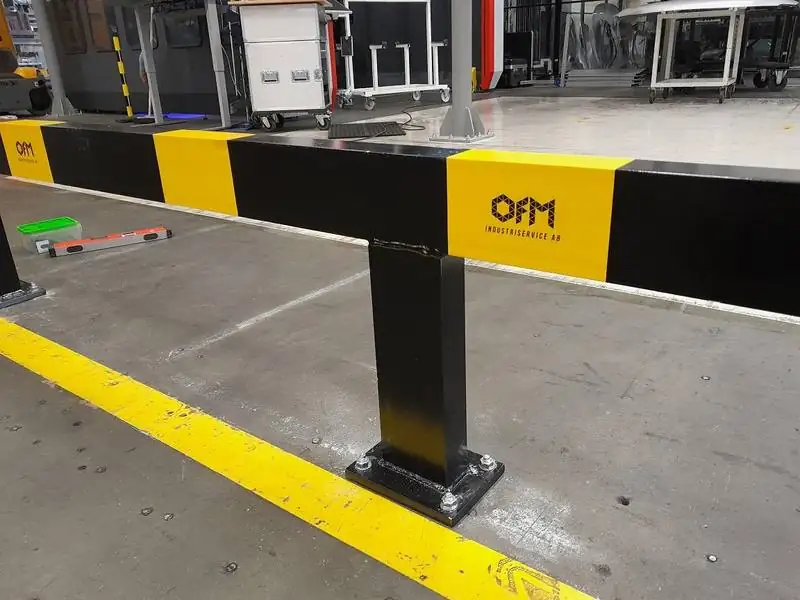 Kollisionsskydd med OFM-logotyp på industrigolv
