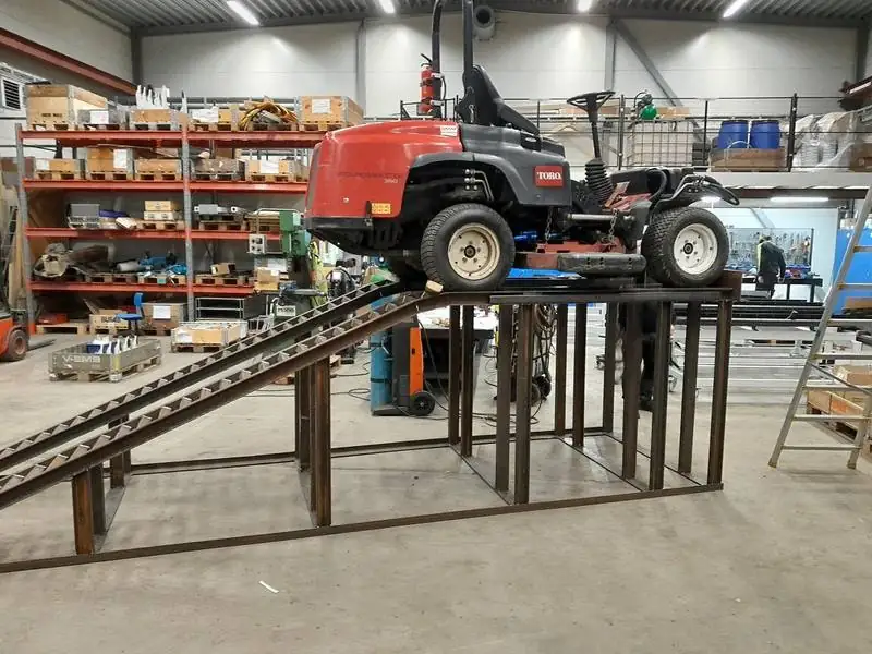 Körbrygga och ramp för maskin i verkstaden
