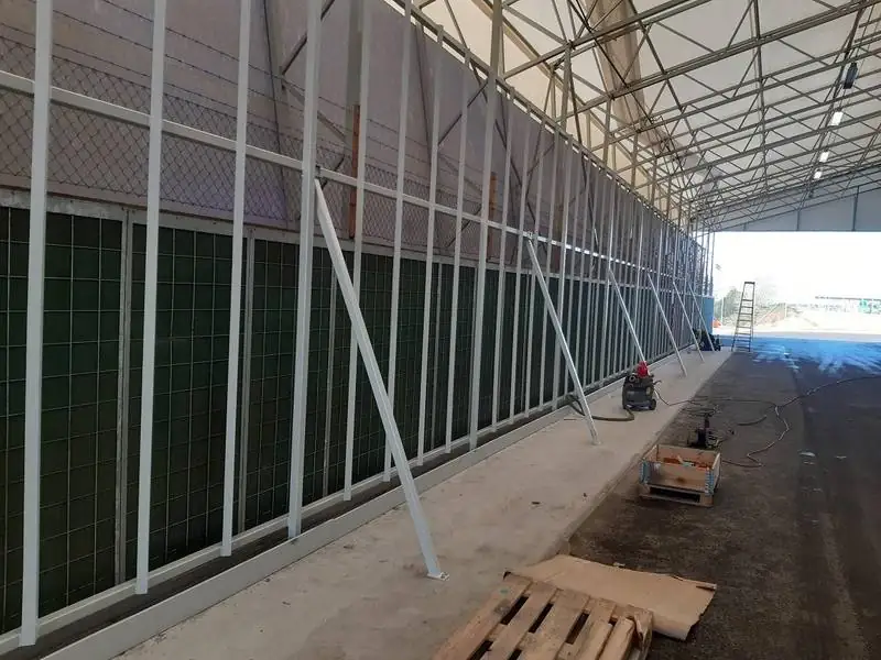 Skyddsväggar med nätpaneler installerade i industrihall