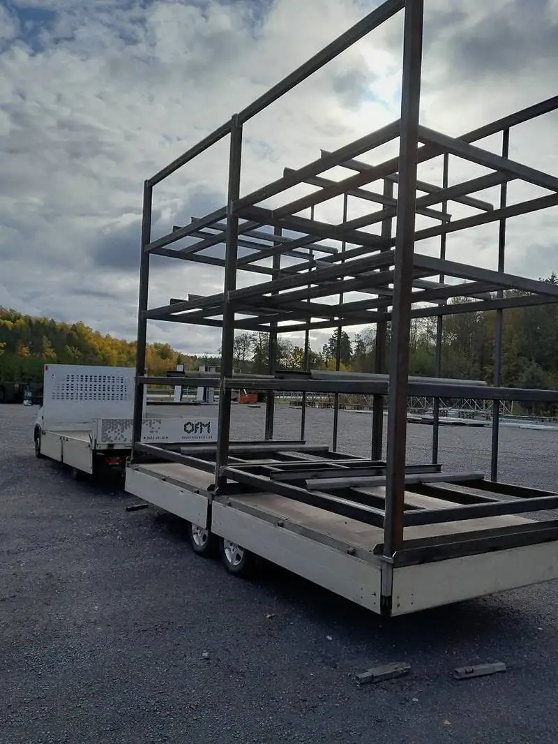 Stålkonstruktion lastad på släp för leverans