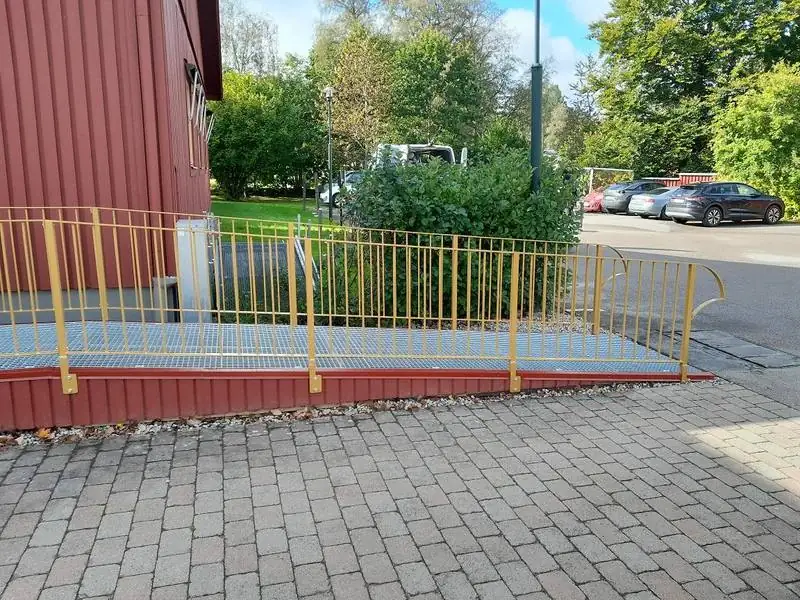 Gult stålräcke på handikappramp